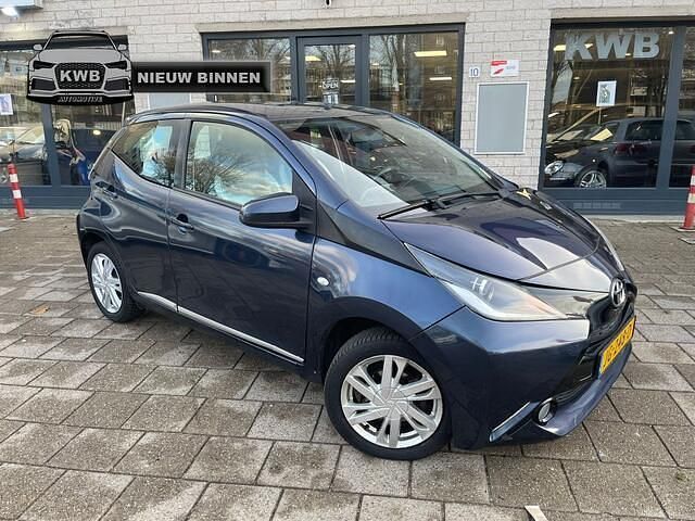 Blauw Occasion 2014 Toyota Aygo X-play Hatchback | € 6.500 (Iets duurder) - Afbeelding 1/4
