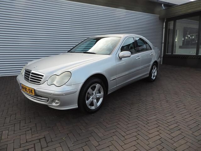 Grijs, metallic lak Gebruikt 2005 Mercedes C180 Avantgarde Sedan | € 4.500 (Duur) - Afbeelding 1/4