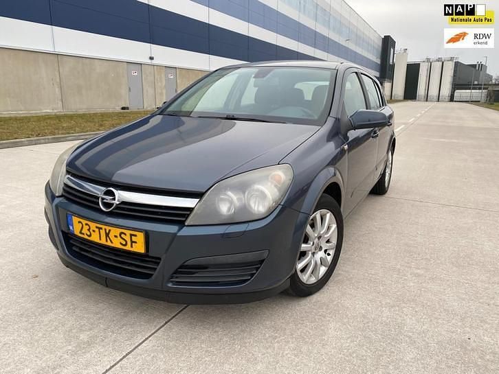 Grijs (metallic) Occasion 2006 Opel Astra Executive Hatchback | € 1.599 (Eerlijke prijs) - Afbeelding 1/4
