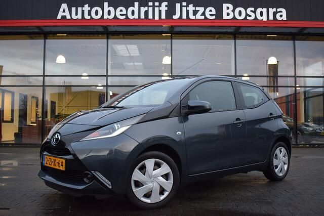 Grijs (metallic) Gebruikt 2015 Toyota Aygo X-play Hatchback | € 6.450 (Eerlijke prijs) - Afbeelding 1/4