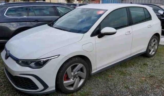 Wit, andere lak Gebruikt 2021 VW Golf VIII GTE Hatchback | € 25.900 (Eerlijke prijs) - Afbeelding 1/4