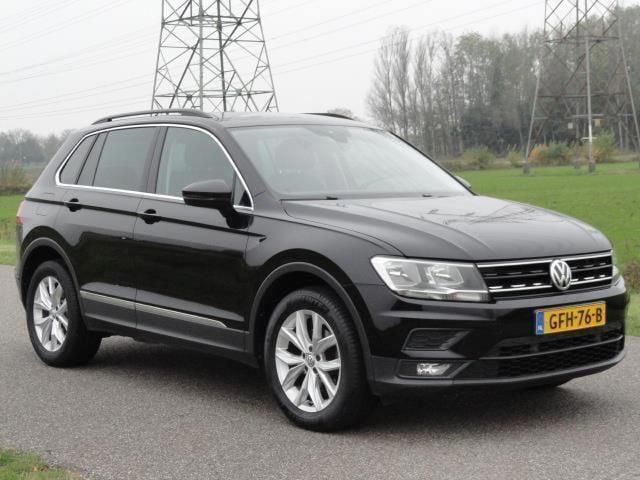 Zwart Gebruikt 2018 VW Tiguan Comfortline SUV | € 20.495 (Super prijs) - Afbeelding 1/4