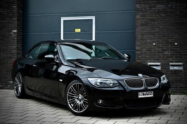 Zwart Gebruikt 2011 BMW 325 Cabriolet Comfort Edition Cabriolet | € 15.950 (Eerlijke prijs) - Afbeelding 1/4