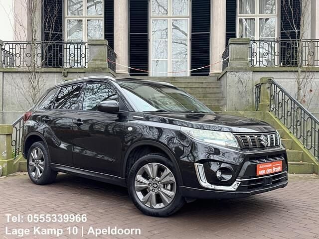 Zwart Gebruikt 2022 Suzuki Vitara Style SUV | € 22.945 (Goede deal) - Afbeelding 1/4