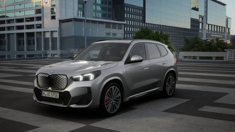 Spacesilber Nieuw 2025 BMW iX1 M Sport SUV | € 62.821 (Eerlijke prijs) - Afbeelding 1/4