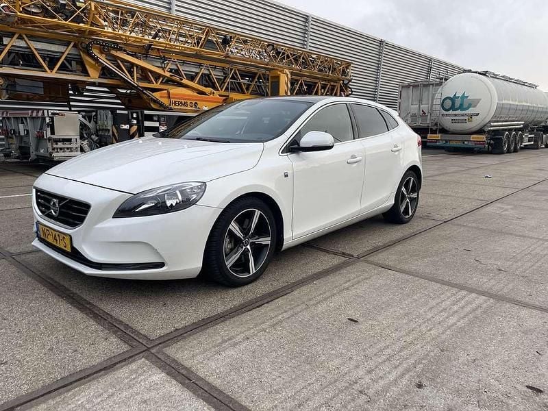Wit Occasion 2015 Volvo V40 Ocean Race MPV | € 9.350 (Goede deal) - Afbeelding 1/4