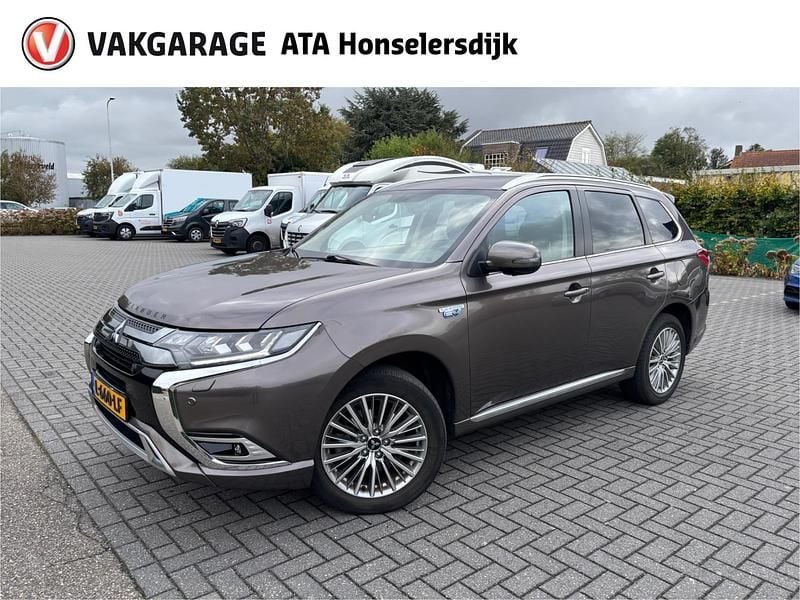 Bruin Gebruikt 2021 Mitsubishi Outlander P-HEV Intense+ SUV | € 24.950 (Goede deal) - Afbeelding 1/4