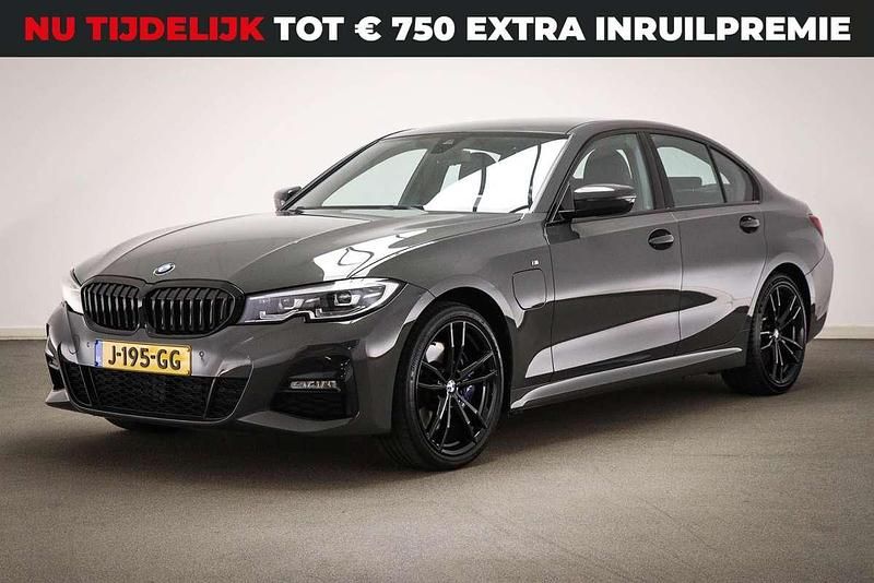 Grijs Gebruikt 2020 BMW 330e M Sport Sedan | € 33.750 (Iets duurder) - Afbeelding 1/4