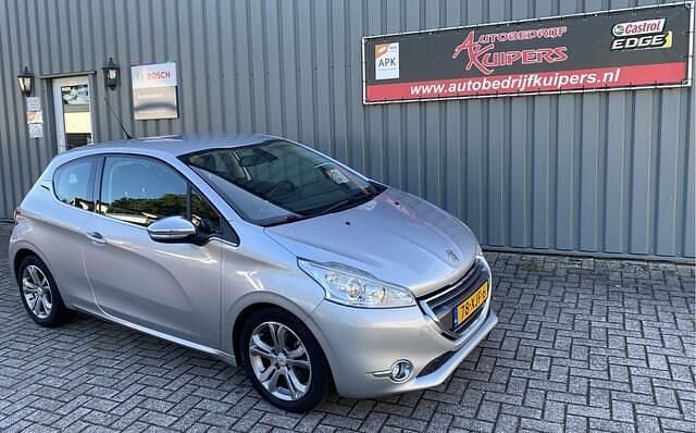 Grijs Gebruikt 2012 Peugeot 208 Allure Hatchback | € 5.250 (Eerlijke prijs) - Afbeelding 1/4