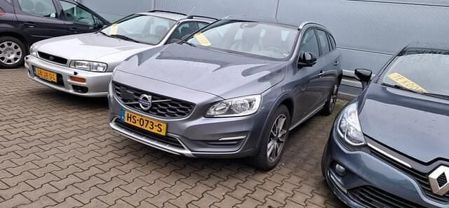 Grijs (metallic) Gebruikt 2016 Volvo V60 CC Business Edition Stationwagen | € 11.750 (Iets duurder) - Afbeelding 1/4