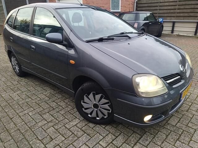 Grijs Gebruikt 2003 Nissan Almera Tino MPV | € 1.499 (Eerlijke prijs) - Afbeelding 1/4