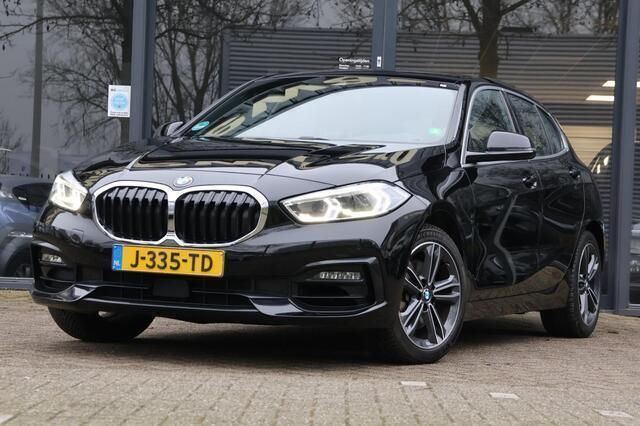 Zwart Gebruikt 2020 BMW 118 Executive Hatchback | € 20.345 (Eerlijke prijs) - Afbeelding 1/4