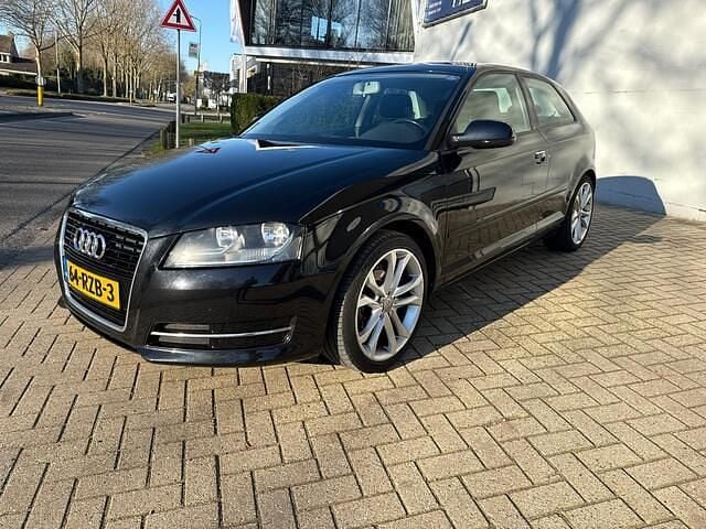 Zwart Occasion 2011 Audi A3 Attraction Hatchback | € 3.250 (Eerlijke prijs) - Afbeelding 1/4