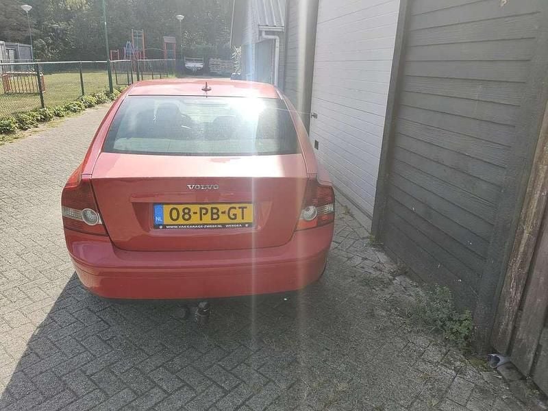 Rood Occasion 2004 Volvo S40 Sedan | € 1.000 - Afbeelding 1/4