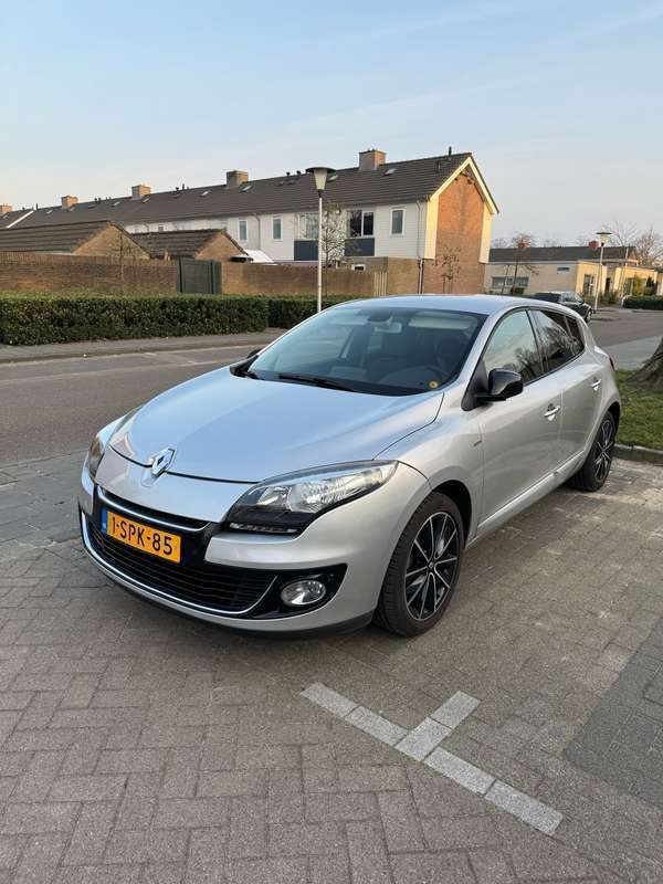 Grijs Gebruikt 2013 Renault Mégane III Bose Edition Hatchback | € 5.299 (Eerlijke prijs) - Afbeelding 1/4