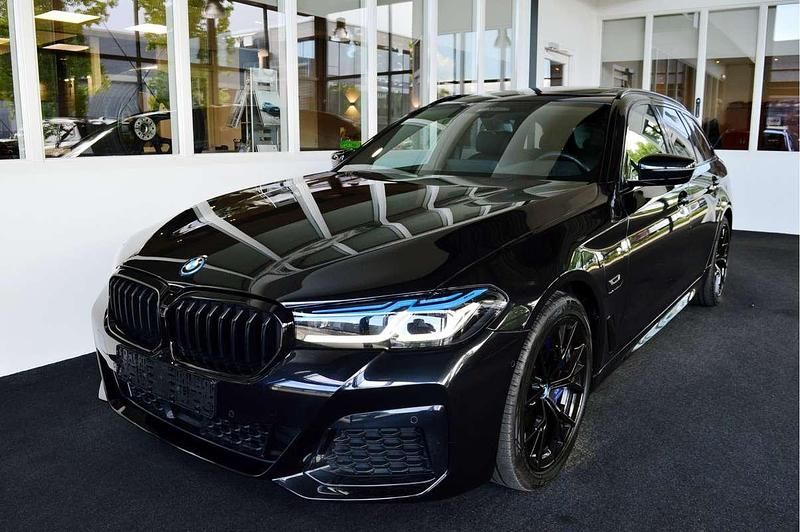 Zwart Gebruikt 2022 BMW 530e Comfort Edition Stationwagen | € 44.900 (Eerlijke prijs) - Afbeelding 1/4