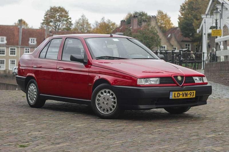 Rood Gebruikt 1995 Alfa Romeo 155 Sedan | € 8.950 - Afbeelding 1/4