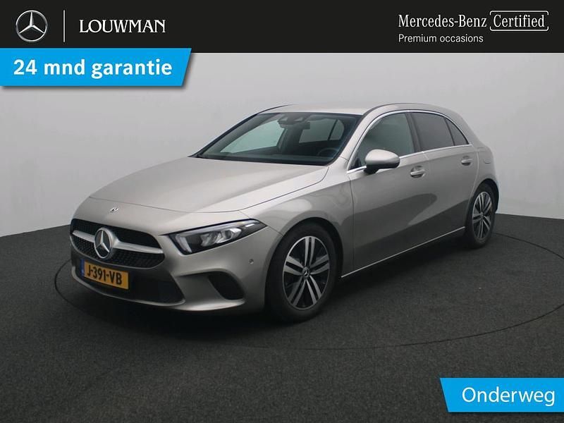Grijs (metallic) Gebruikt 2020 Mercedes A160 Business Hatchback | € 24.945 (Iets duurder) - Afbeelding 1/4