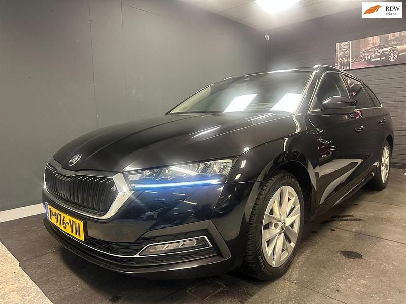 Zwart Occasion 2021 Skoda Octavia Business Line Stationwagen | € 10.868 (Super prijs) - Afbeelding 1/4