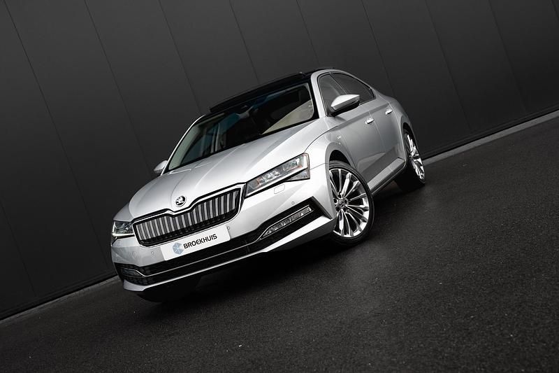 Occasion Skoda Superb LAURIN & KLEMENT 218 PK (160 kW) 2026 Grijs Hatchback