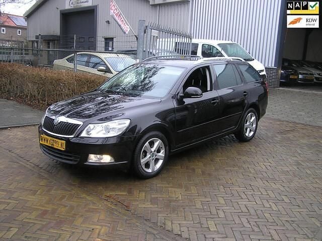 Zwart (metallic) Occasion 2012 Skoda Octavia Business Line Stationwagen | € 3.950 (Goede deal) - Afbeelding 1/4