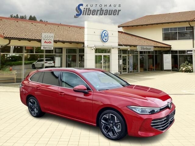 Rood Occasion 2024 VW Passat Elegance Sedan | € 47.198 (Eerlijke prijs) - Afbeelding 1/4