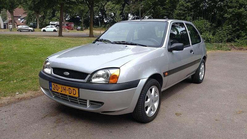 Grijs Gebruikt 2002 Ford Fiesta Hatchback | € 749 (Goede deal) - Afbeelding 1/4