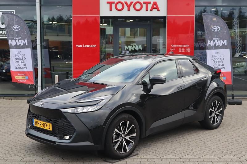 Zwart Occasion 2025 Toyota C-HR SUV | € 35.999 (Super prijs) - Afbeelding 1/1