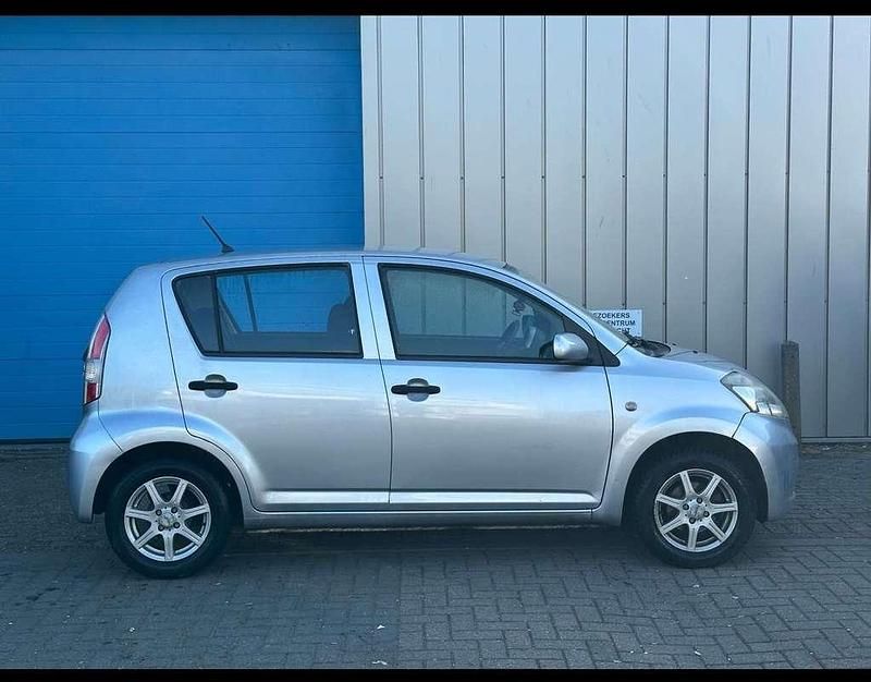 Occasion Daihatsu Sirion 87 PK (63 kW) 2005 Grijs Hatchback