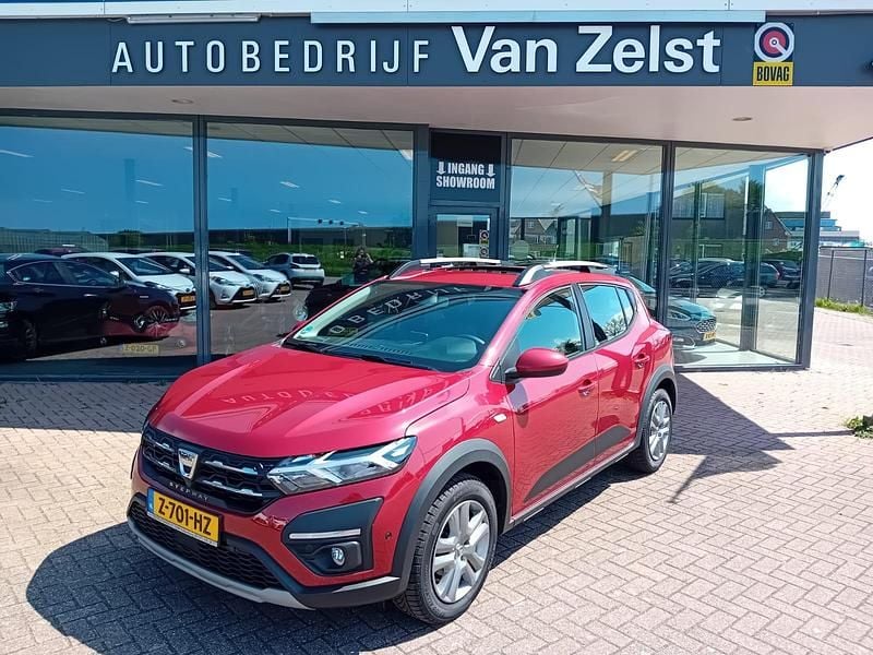 Rood Gebruikt 2022 Dacia Sandero Comfort Hatchback | € 17.950 (Eerlijke prijs) - Afbeelding 1/4