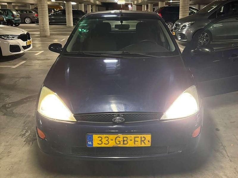 Blauw Gebruikt 2000 Ford Focus Trend Hatchback | € 1.000 (Eerlijke prijs) - Afbeelding 1/4
