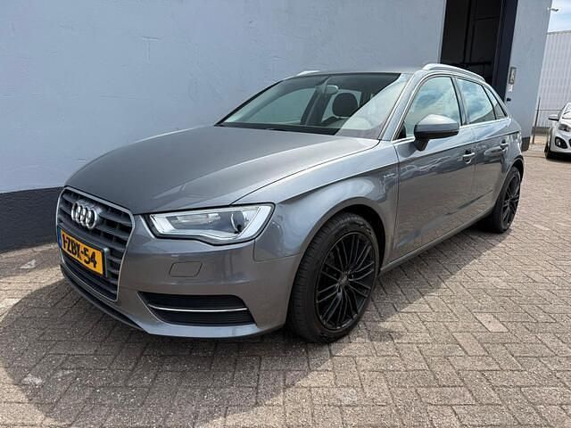 Grijs Gebruikt 2014 Audi A3 Sportback g-tron Attraction Sedan | € 12.950 (Eerlijke prijs) - Afbeelding 1/4