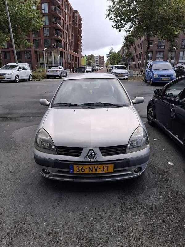Zilver Gebruikt 2004 Renault Clio II Hatchback | € 600 (Goede deal) - Afbeelding 1/4