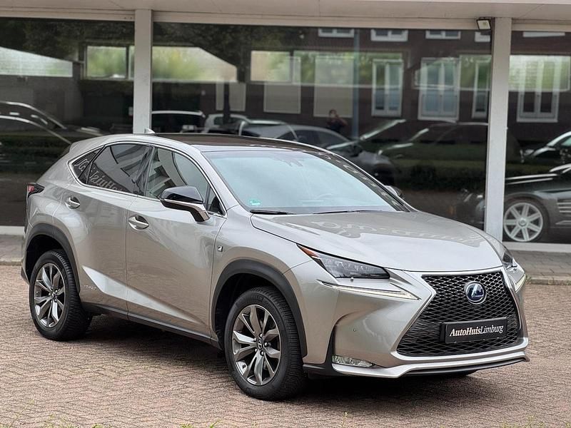 Grijs, metallic lak Gebruikt 2015 Lexus NX300h Sport Line SUV | € 22.990 (Eerlijke prijs) - Afbeelding 1/4
