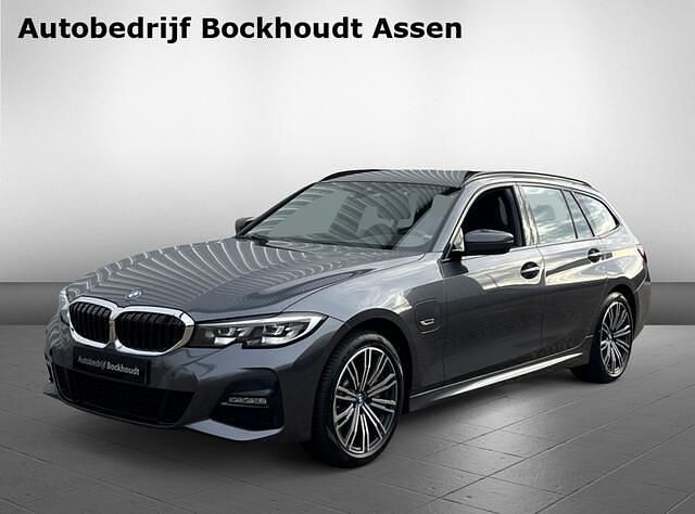 Grijs Occasion 2022 BMW 330 M Sport Stationwagen | € 34.940 (Super prijs) - Afbeelding 1/4