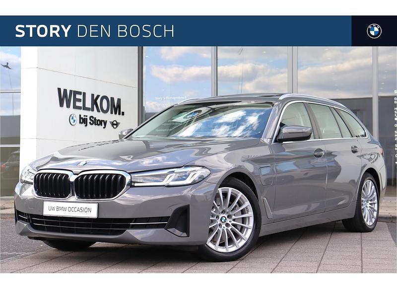 Grijs Occasion 2021 BMW 530e Executive Stationwagen | € 33.750 (Eerlijke prijs) - Afbeelding 1/4