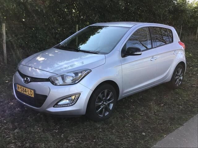 Grijs Occasion 2015 Hyundai i20 Comfort Hatchback | € 8.450 (Iets duurder) - Afbeelding 1/4