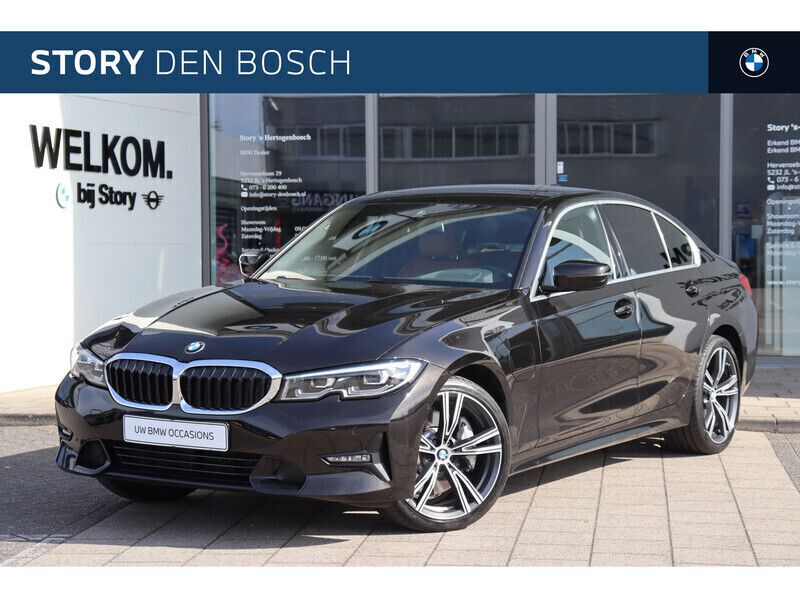 Zwart Gebruikt 2021 BMW 330e Executive Sedan | € 36.750 (Iets duurder) - Afbeelding 1/4