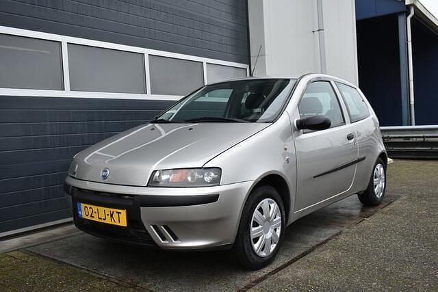 Grijs Gebruikt 2003 Fiat Punto Hatchback | € 2.399 (Eerlijke prijs) - Afbeelding 1/4