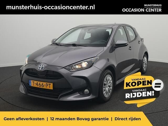 Grijs Gebruikt 2023 Toyota Yaris Active Hatchback | € 19.995 (Eerlijke prijs) - Afbeelding 1/4