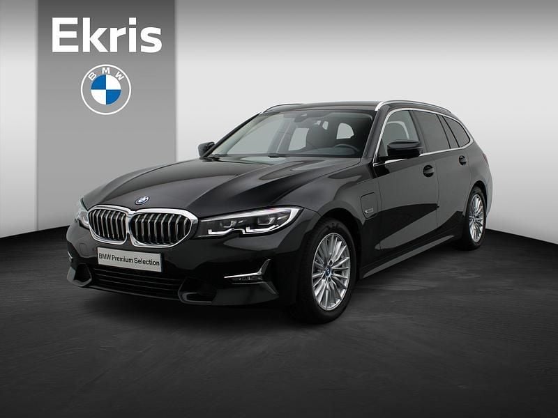 Zwart Gebruikt 2022 BMW 320e Executive Stationwagen | € 33.900 (Goede deal) - Afbeelding 1/4