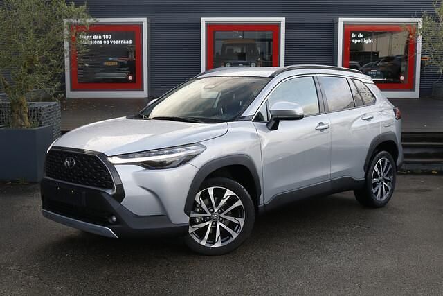 Zilver Occasion 2025 Toyota Corolla Cross Premium SUV | € 36.900 (Eerlijke prijs) - Afbeelding 1/4