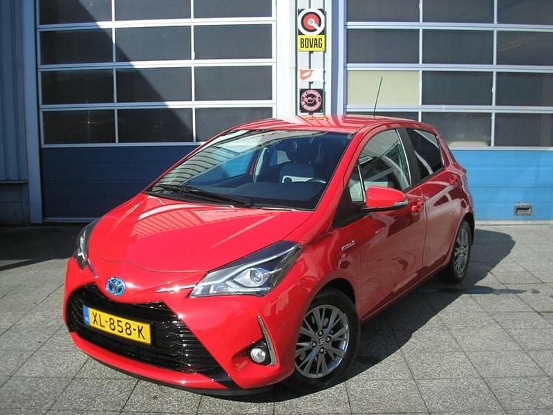 Occasion Toyota Yaris Hybrid 73 PK (53 kW) 2019 Rood Hatchback