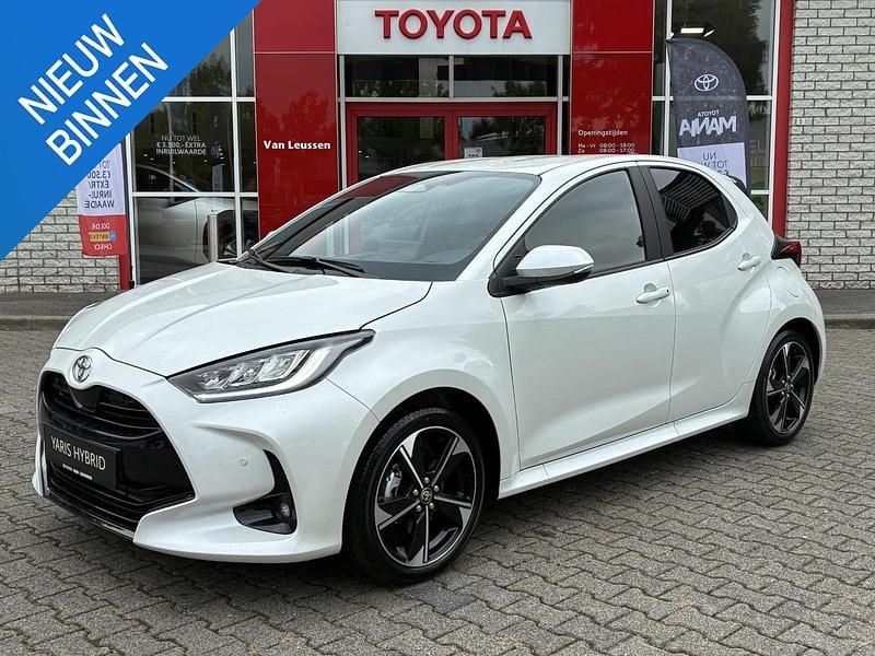 Wit Nieuw 2025 Toyota Yaris Hybrid Executive Hatchback | € 34.995 (Eerlijke prijs) - Afbeelding 1/4