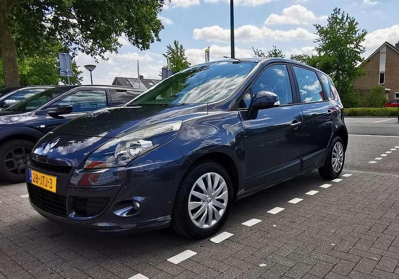 Grijs Gebruikt 2009 Renault Scénic III Business MPV | € 2.399 (Eerlijke prijs) - Afbeelding 1/4