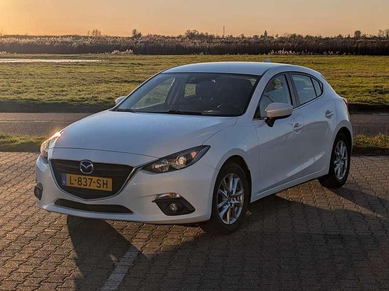Wit Occasion 2015 Mazda 3 Hatchback | € 14.450 (Eerlijke prijs) - Afbeelding 1/4