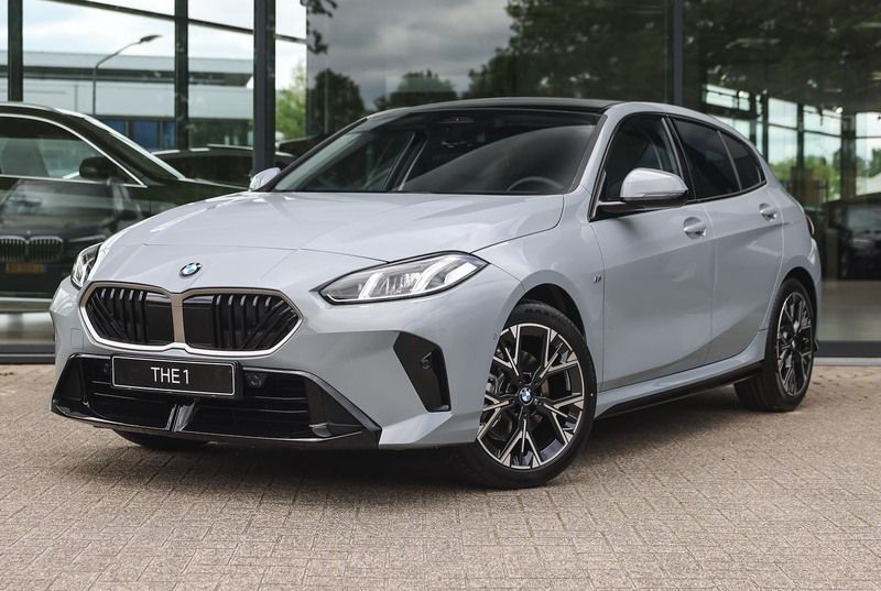 M brooklyn grau Nieuw 2025 BMW 120 M Sport Hatchback | € 47.258 (Super prijs) - Afbeelding 1/4