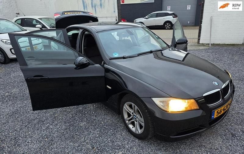 Zwart Gebruikt 2008 BMW 318 Sedan | € 2.849 (Goede deal) - Afbeelding 1/4