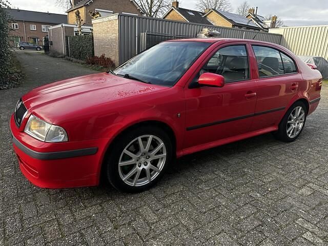 Rood Gebruikt 2002 Skoda Octavia RS Hatchback | € 2.500 - Afbeelding 1/4