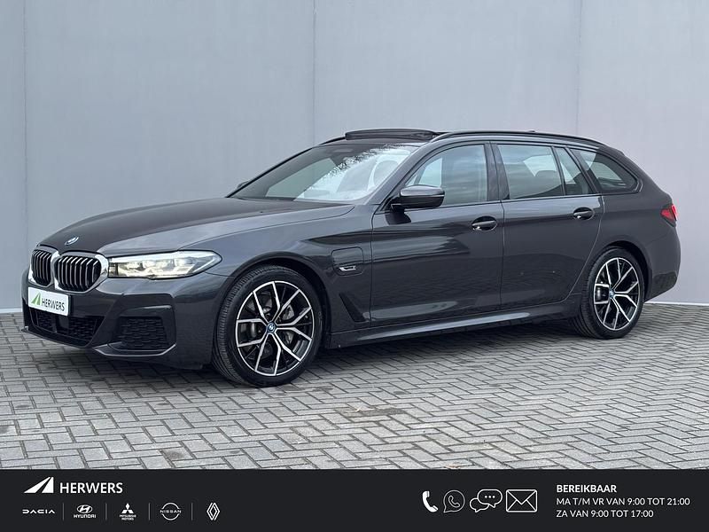 Grijs Gebruikt 2022 BMW 530 M Sport Stationwagen | € 42.885 (Iets duurder) - Afbeelding 1/4